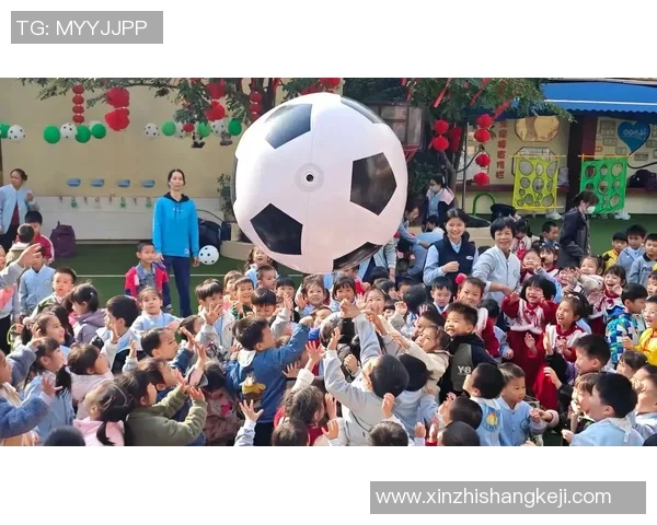 小朋友热情招呼足球明星展现童真与偶像的美好瞬间